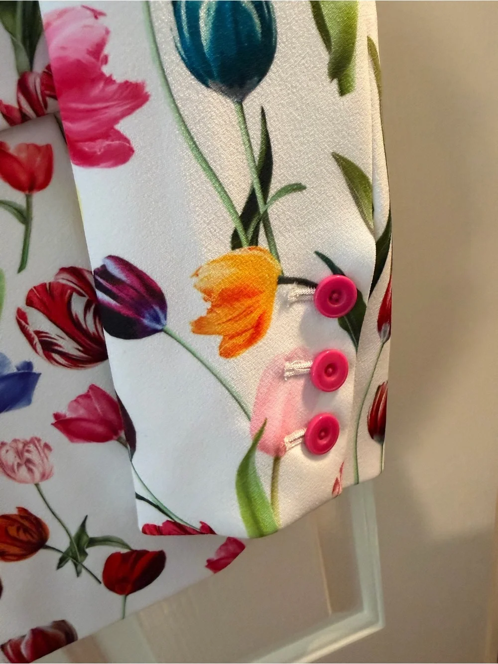 Alice + Olivia White Floral Tulip Print Blazer with Multicolor Blooms - Picture 4 of 4
